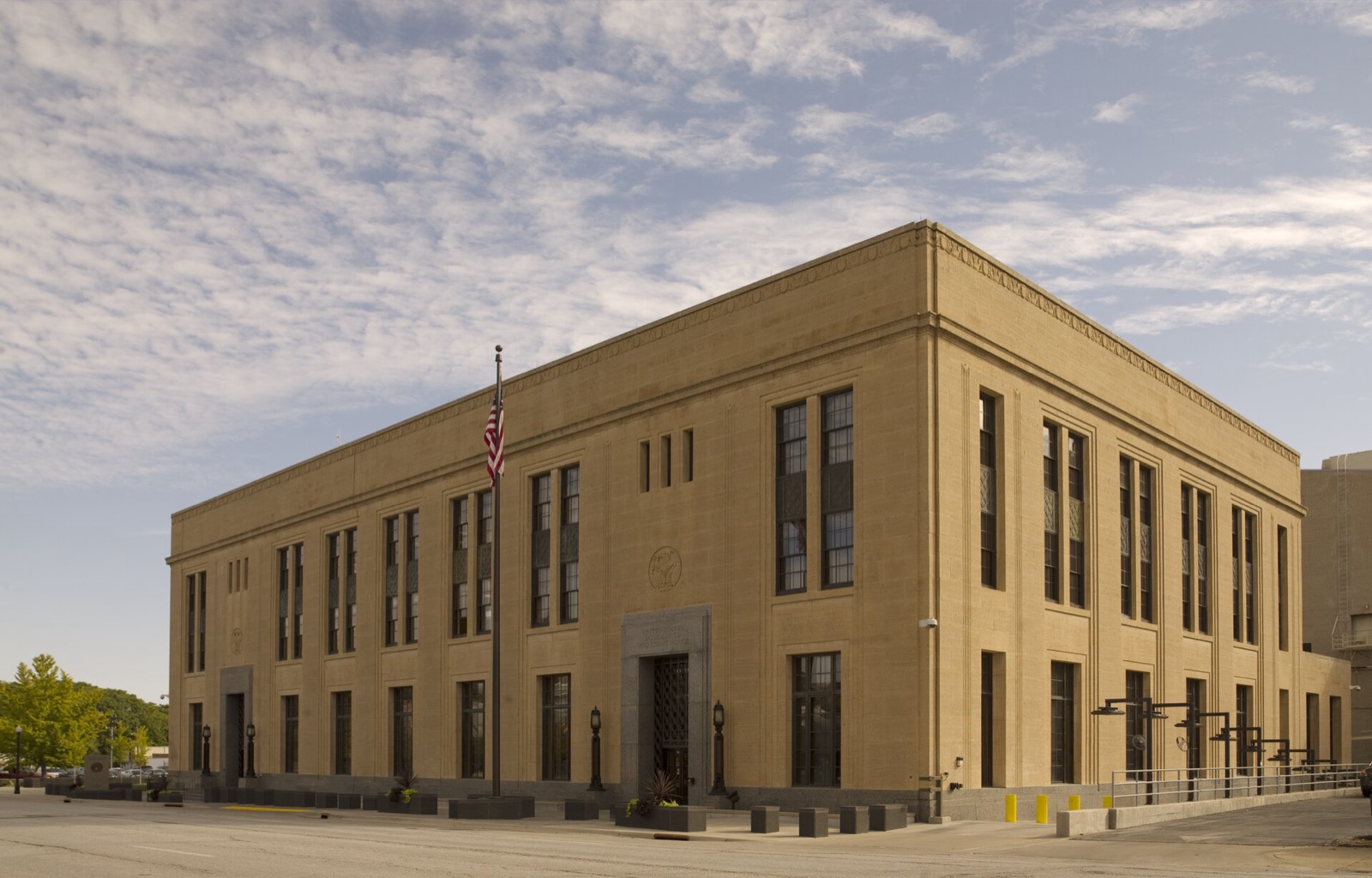 Full exterior of a United States Courthouse in Davenport, Iowa, with stone columns and steps